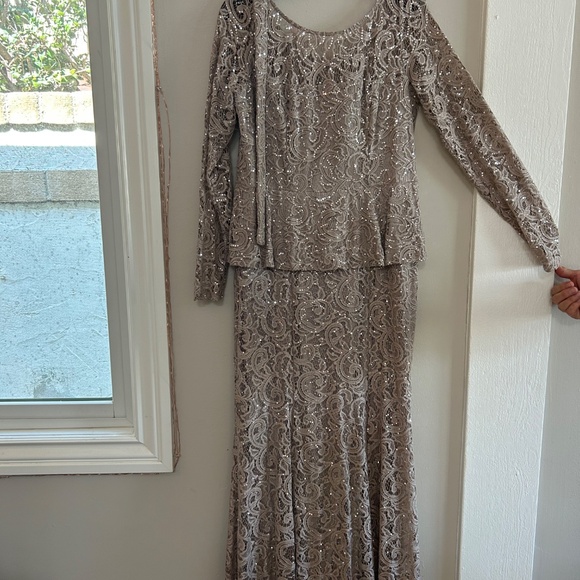 Dresses/Gowns - Picture 3 of 3